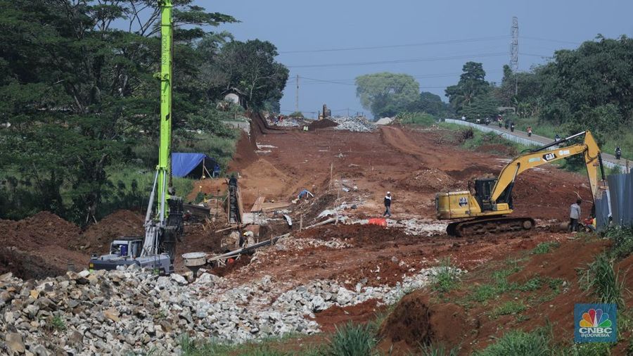 Sejumlah pekerja menyelesaikan progres pembangunan jalan Bojonggede-Kemang (Bomang) di Tajur Halang, Bogor, Senin (6/10/2025). (Srealm Indonesia/Tri Susilo)