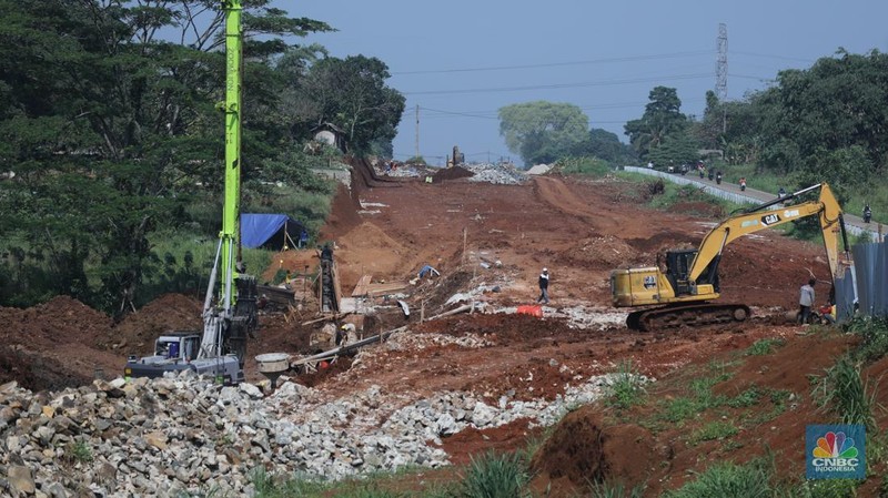 Sejumlah pekerja menyelesaikan progres pembangunan jalan Bojonggede-Kemang (Bomang) di Tajur Halang, Bogor, Senin (6/10/2025). (Srealm Indonesia/Tri Susilo)