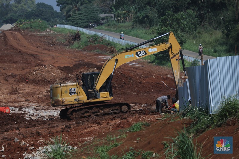 Sejumlah pekerja menyelesaikan progres pembangunan jalan Bojonggede-Kemang (Bomang) di Tajur Halang, Bogor, Senin (6/10/2025). (Srealm Indonesia/Tri Susilo) Sejumlah pekerja menyelesaikan progres pembangunan jalan Bojonggede-Kemang (Bomang) di Tajur Halang, Bogor, Senin (6/10/2025). (Srealm Indonesia/Tri Susilo)