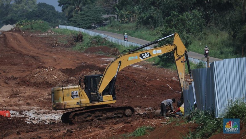 Sejumlah pekerja menyelesaikan progres pembangunan jalan Bojonggede-Kemang (Bomang) di Tajur Halang, Bogor, Senin (6/10/2025). (Srealm Indonesia/Tri Susilo)