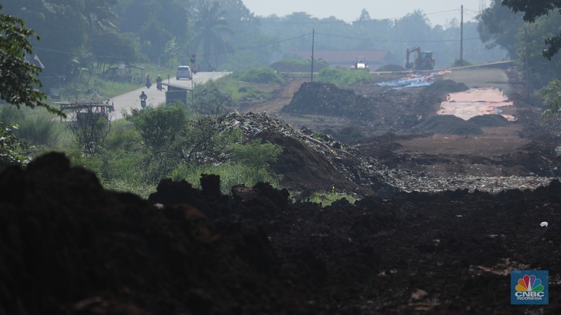 Sejumlah pekerja menyelesaikan progres pembangunan jalan Bojonggede-Kemang (Bomang) di Tajur Halang, Bogor, Senin (6/10/2025). (Srealm Indonesia/Tri Susilo)