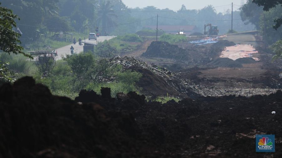 Sejumlah pekerja menyelesaikan progres pembangunan jalan Bojonggede-Kemang (Bomang) di Tajur Halang, Bogor, Senin (6/10/2025). (Srealm Indonesia/Tri Susilo)