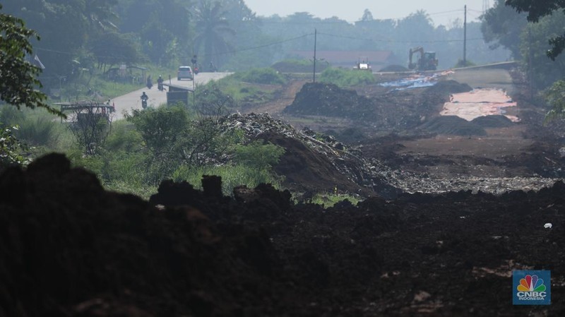 Sejumlah pekerja menyelesaikan progres pembangunan jalan Bojonggede-Kemang (Bomang) di Tajur Halang, Bogor, Senin (6/10/2025). (Srealm Indonesia/Tri Susilo)