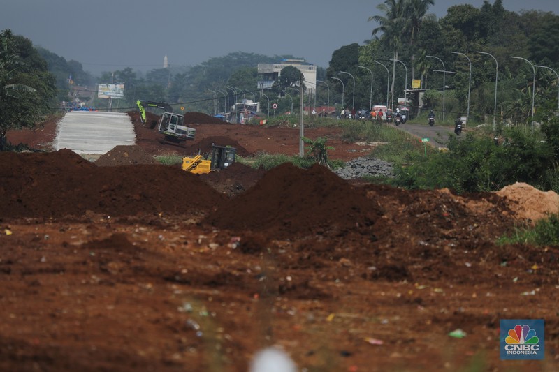 Sejumlah pekerja menyelesaikan progres pembangunan jalan Bojonggede-Kemang (Bomang) di Tajur Halang, Bogor, Senin (6/10/2025). (Srealm Indonesia/Tri Susilo)