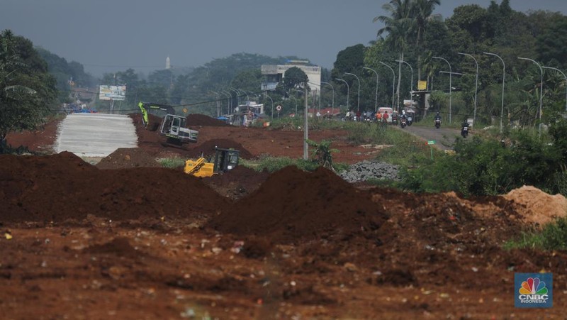 Sejumlah pekerja menyelesaikan progres pembangunan jalan Bojonggede-Kemang (Bomang) di Tajur Halang, Bogor, Senin (6/10/2025). (Srealm Indonesia/Tri Susilo)