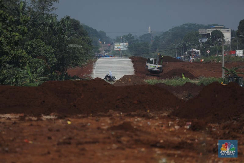 Sejumlah pekerja menyelesaikan progres pembangunan jalan Bojonggede-Kemang (Bomang) di Tajur Halang, Bogor, Senin (6/10/2025). (Srealm Indonesia/Tri Susilo) Sejumlah pekerja menyelesaikan progres pembangunan jalan Bojonggede-Kemang (Bomang) di Tajur Halang, Bogor, Senin (6/10/2025). (Srealm Indonesia/Tri Susilo)