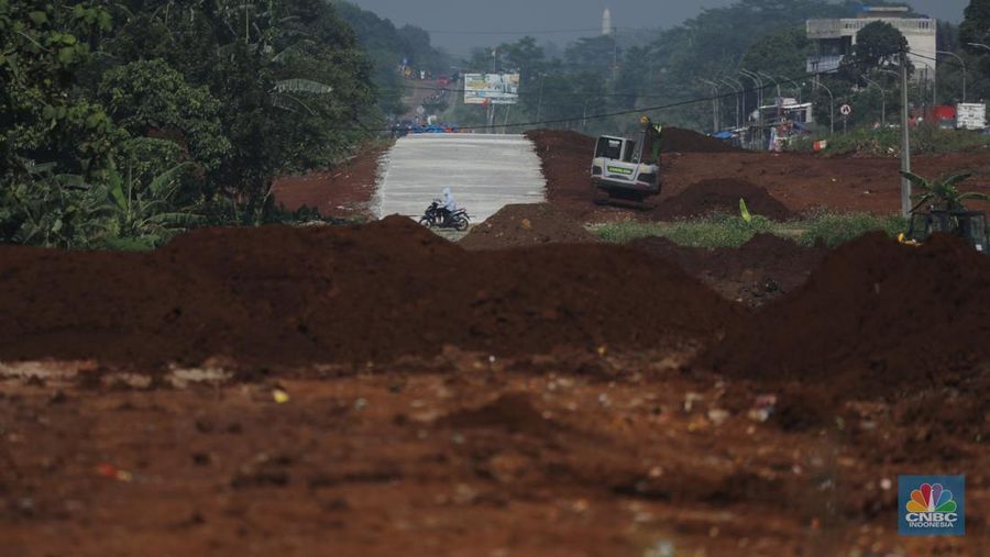 Sejumlah pekerja menyelesaikan progres pembangunan jalan Bojonggede-Kemang (Bomang) di Tajur Halang, Bogor, Senin (6/10/2025). (Srealm Indonesia/Tri Susilo)