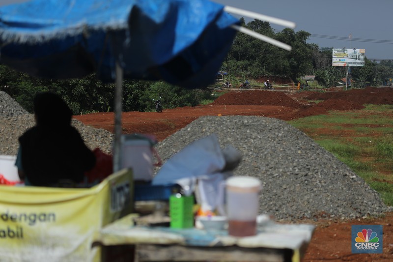 Sejumlah pekerja menyelesaikan progres pembangunan jalan Bojonggede-Kemang (Bomang) di Tajur Halang, Bogor, Senin (6/10/2025). (Srealm Indonesia/Tri Susilo) Sejumlah pekerja menyelesaikan progres pembangunan jalan Bojonggede-Kemang (Bomang) di Tajur Halang, Bogor, Senin (6/10/2025). (Srealm Indonesia/Tri Susilo)