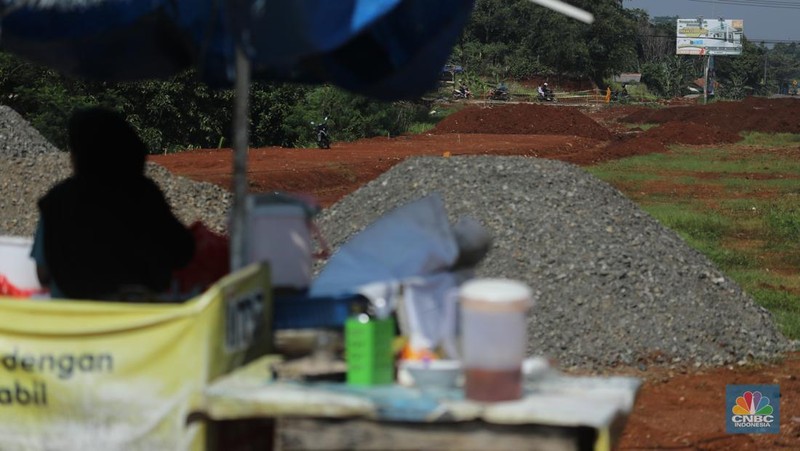 Sejumlah pekerja menyelesaikan progres pembangunan jalan Bojonggede-Kemang (Bomang) di Tajur Halang, Bogor, Senin (6/10/2025). (Srealm Indonesia/Tri Susilo)
