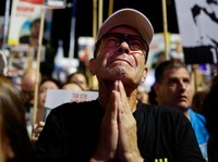 Seorang demonstran memberi isyarat selama unjuk rasa menjelang peringatan dua tahun serangan mematikan pada 7 Oktober 2023 di Israel oleh Hamas, dan untuk menuntut pembebasan segera semua sandera dan diakhirinya perang di Gaza, di Tel Aviv, Israel, 4