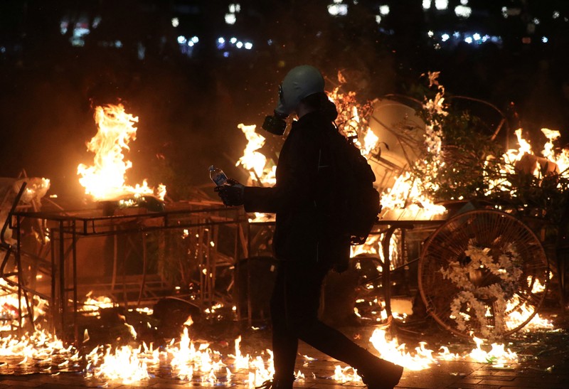 Seorang pengunjuk rasa bentrok dengan petugas polisi selama unjuk rasa oposisi pada hari pemilihan lokal di Tbilisi, Georgia, 4 Oktober 2025. (REUTERS/Irakli Gedenidze)