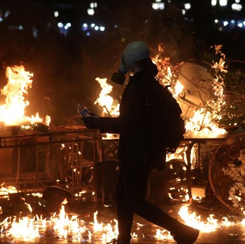 Gerbang Asia-Eropa Panas! Istana Presiden Dikepung, Api di Mana-Mana