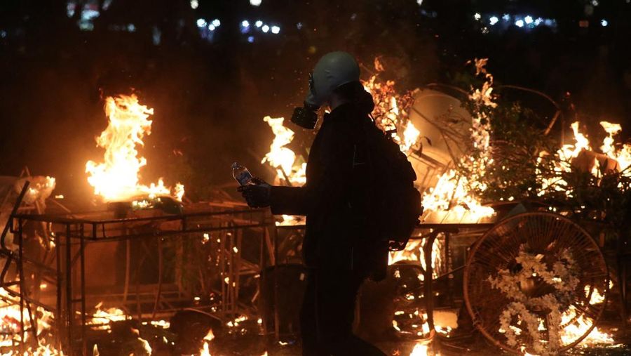 Seorang pengunjuk rasa bentrok dengan petugas polisi selama unjuk rasa oposisi pada hari pemilihan lokal di Tbilisi, Georgia, 4 Oktober 2025. (REUTERS/Irakli Gedenidze)