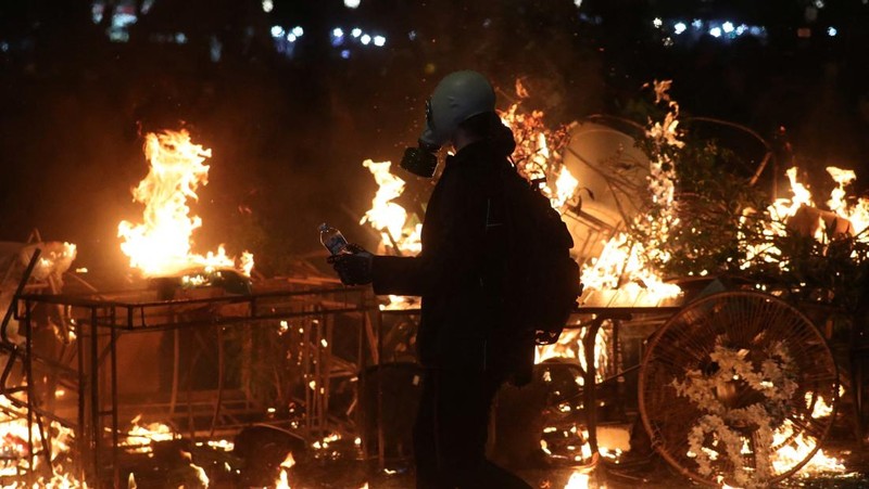 Seorang pengunjuk rasa bentrok dengan petugas polisi selama unjuk rasa oposisi pada hari pemilihan lokal di Tbilisi, Georgia, 4 Oktober 2025. (REUTERS/Irakli Gedenidze)