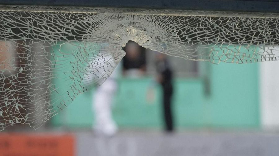 Tim kepolisian menyelidiki tempat kejadian usai Seorang pria berusia 60 tahun ditangkap setelah diduga menembakkan sekitar 50 peluru ke jalan yang ramai, melukai lebih dari selusin orang. Insiden itu terjadi di wilayah Inner West, Sydney, pada Minggu malam, dan penangkapan dilakukan pada Senin (6/10/2025). (Tangkapan Layar Video AFP/ABC)