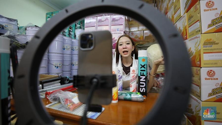 Aktifitas Jual-Beli di Pusat grosir barang elektronik Pasar Glodok. (CNBC Indonesia/Tri Susilo)