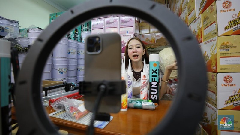 Aktifitas Jual-Beli di Pusat grosir barang elektronik Pasar Glodok. (CNBC Indonesia/Tri Susilo)