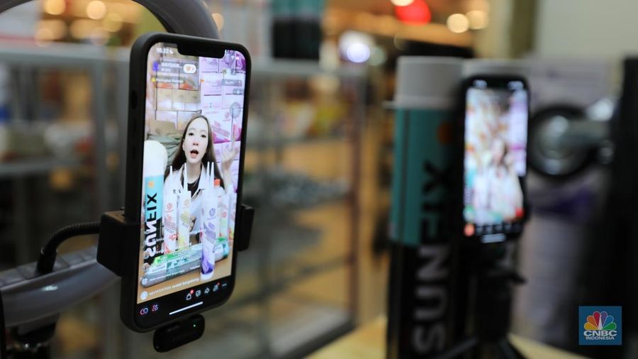Aktifitas Jual-Beli di Pusat grosir barang elektronik Pasar Glodok. (CNBC Indonesia/Tri Susilo)