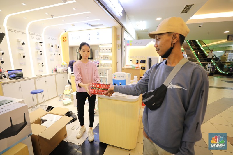 Aktifitas Jual-Beli di Pusat grosir barang elektronik Pasar Glodok. (CNBC Indonesia/Tri Susilo)