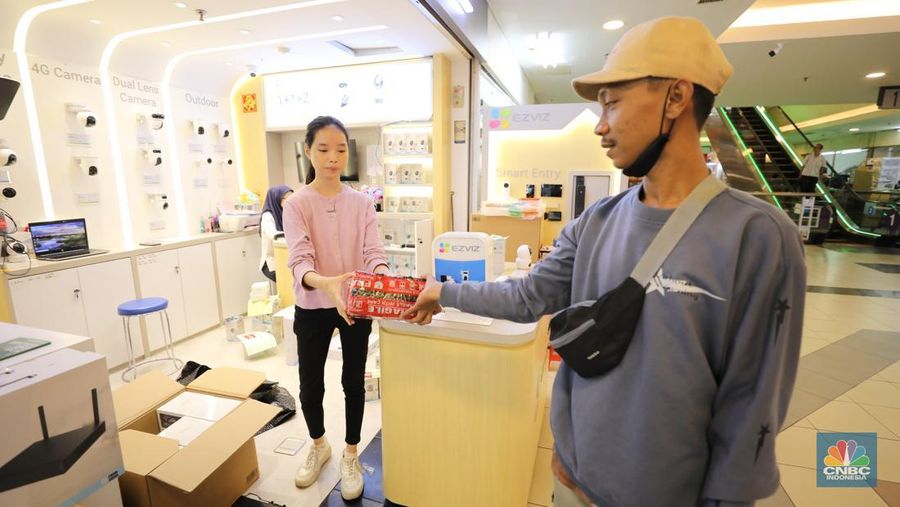 Aktifitas Jual-Beli di Pusat grosir barang elektronik Pasar Glodok. (CNBC Indonesia/Tri Susilo)