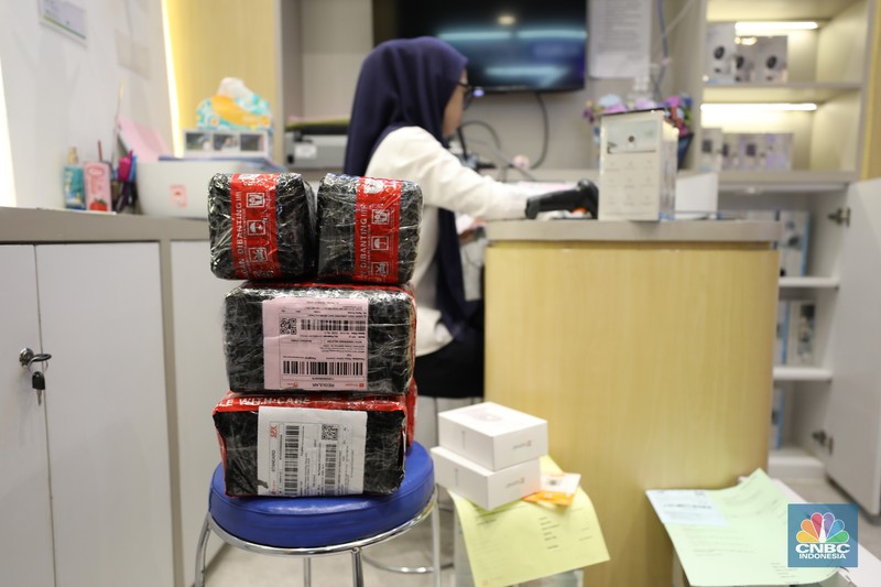 Aktifitas Jual-Beli di Pusat grosir barang elektronik Pasar Glodok. (CNBC Indonesia/Tri Susilo)