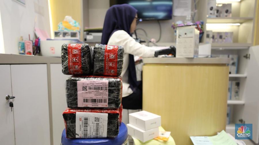 Aktifitas Jual-Beli di Pusat grosir barang elektronik Pasar Glodok. (CNBC Indonesia/Tri Susilo)
