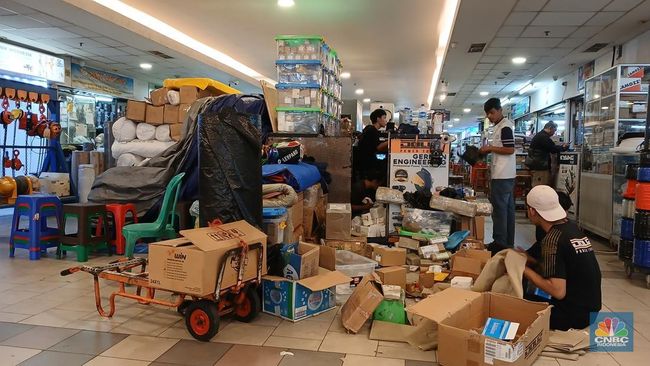 Putar Otak Pedagang Glodok, Pakai Jurus Ini Demi Toko Sepi Tak Tumbang