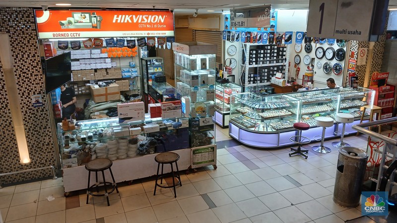 Aktifitas Jual-Beli di Pusat grosir barang elektronik Pasar Glodok. (CNBC Indonesia/Tri Susilo)