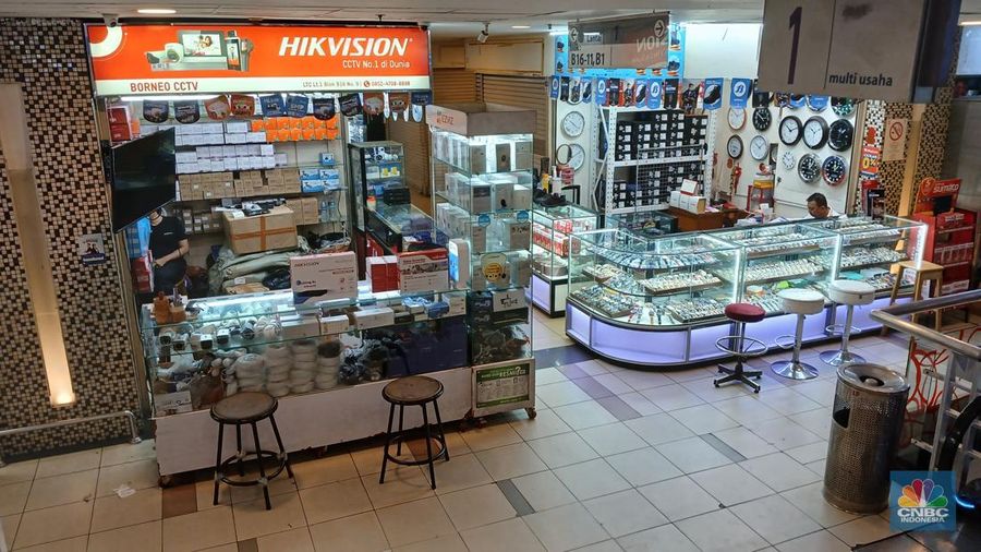 Aktifitas Jual-Beli di Pusat grosir barang elektronik Pasar Glodok. (CNBC Indonesia/Tri Susilo)