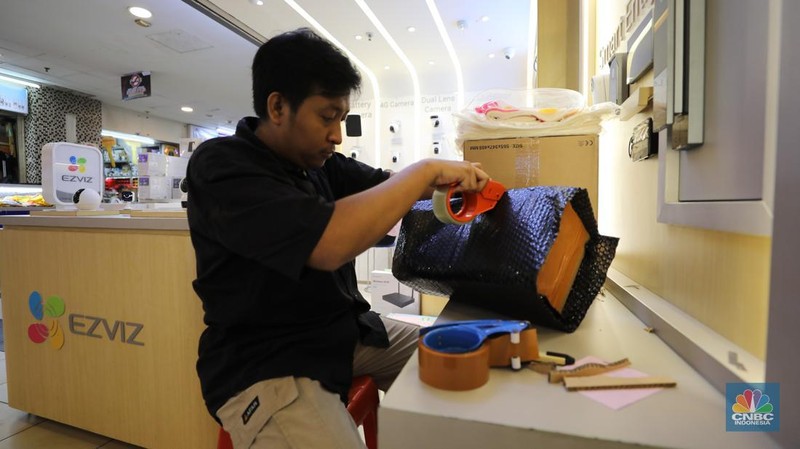 Aktifitas Jual-Beli di Pusat grosir barang elektronik Pasar Glodok. (CNBC Indonesia/Tri Susilo)