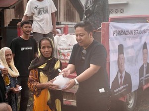 Legislator Gerindra Bagi-bagi Beras ke Warga Desa Sungai Alat Kalsel