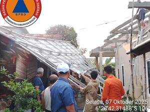 Atap Rumah Warga Rusak Terbawa Angin Kencang di Bogor, Penghuni Mengungsi