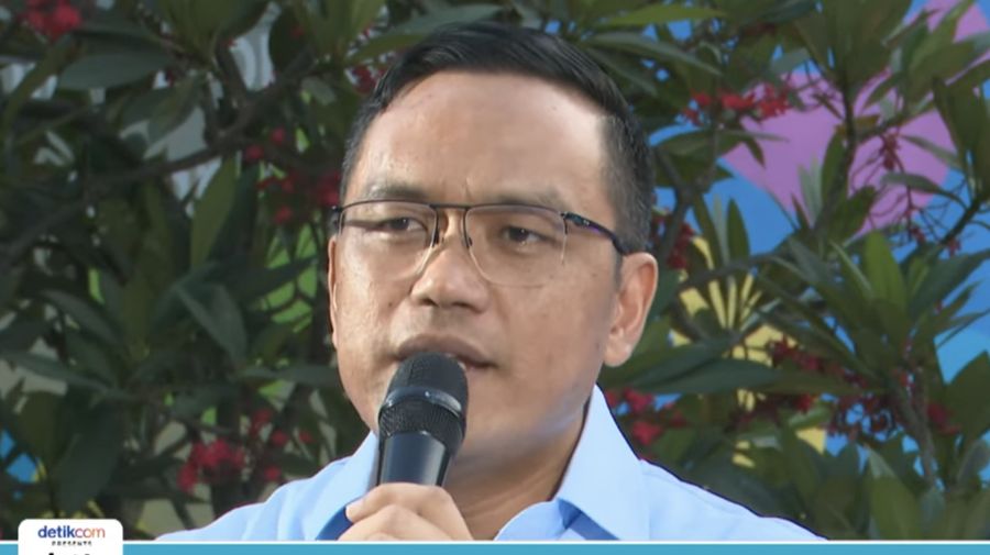 Direktur Utama PT Pertamina (Persero) Simon Aloysius Mantiri memberi pemaparan dalam acara detikSore on Location, Jakarta, Selasa, 7/10. (Tangkapan Layar Youtube)
