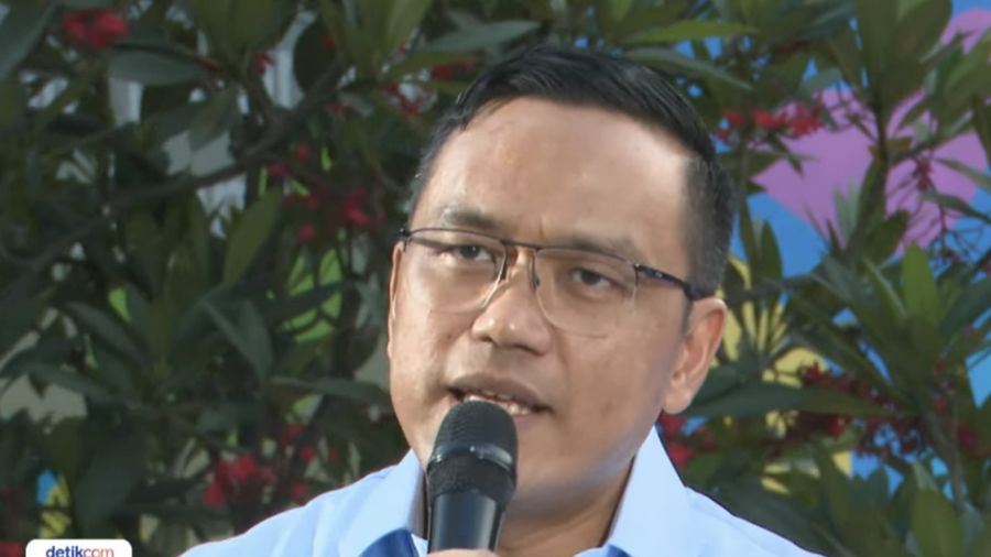 Direktur Utama PT Pertamina (Persero) Simon Aloysius Mantiri memberi pemaparan dalam acara detikSore on Location, Jakarta, Selasa, 7/10. (Tangkapan Layar Youtube)