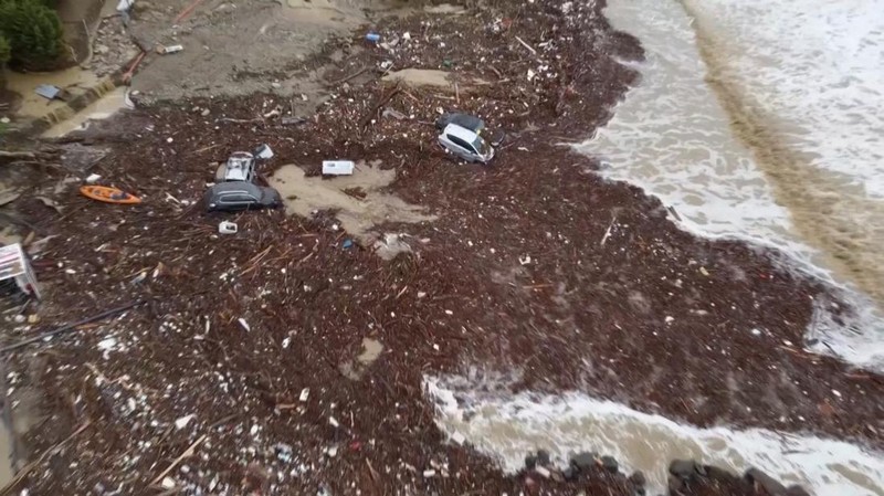 Bangunan-bangunan yang terendam banjir di Elenite, Bulgaria, 3 Oktober 2025, dalam gambar diam yang diambil dari sebuah video. Reuters TV/NOVA TV via REUTERS