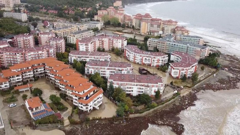 Bangunan-bangunan yang terendam banjir di Elenite, Bulgaria, 3 Oktober 2025, dalam gambar diam yang diambil dari sebuah video. Reuters TV/NOVA TV via REUTERS