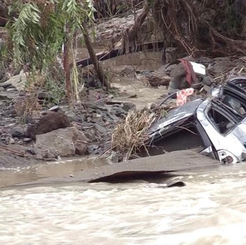Petaka Hantam Eropa, Mobil Disapu Air-Daratan Jadi 'Lautan'