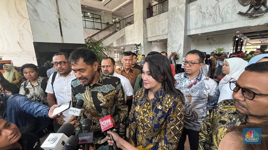 Gubernur Sulawesi Tengah Anwar Hafid dan Gubernur Maluku Utara Sherly Tjoanda Laos saat menghadiri undangan dari Menteri Keuangan, Purbaya Yudhi Sadewa di Kementerian keuangan, Jakarta, Selasa (7/10/2025). (CNBC Indonesia/Zahwa Madjid)