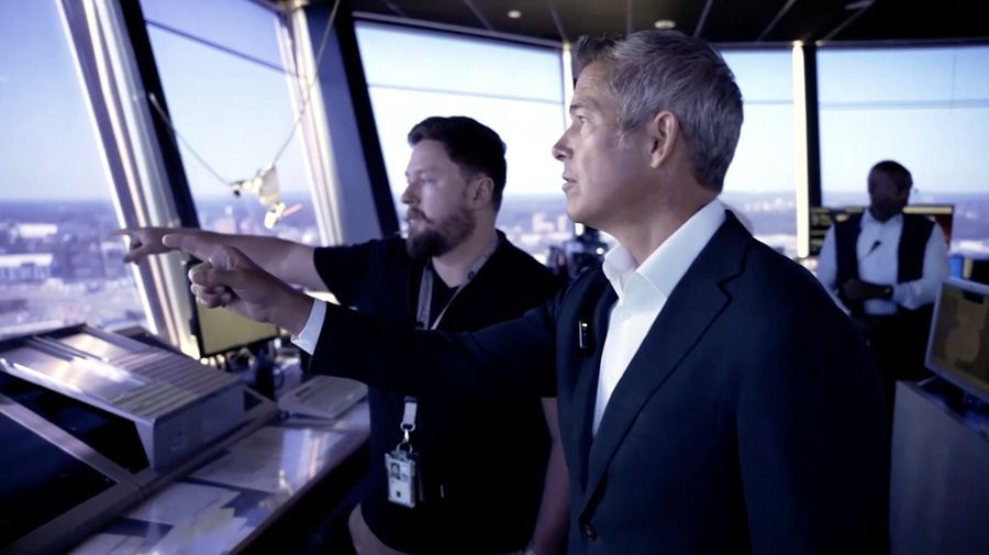 Jumlah pengatur lalu lintas udara yang melapor sakit meningkat sejak penutupan pemerintah Amerika Serikat dimulai, kata Menteri Perhubungan Sean Duffy pada Senin (6/10/2025). (Tangkapan Layar Video Reuters/)