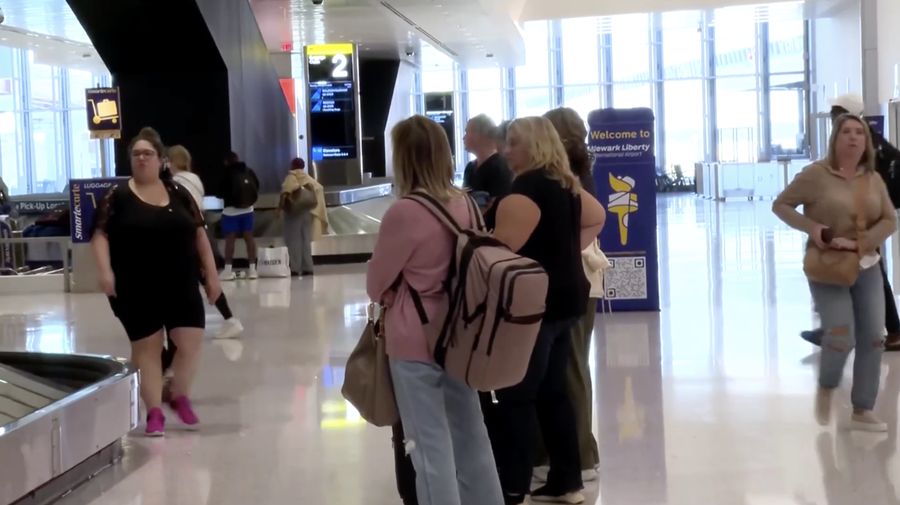 Jumlah pengatur lalu lintas udara yang melapor sakit meningkat sejak penutupan pemerintah Amerika Serikat dimulai, kata Menteri Perhubungan Sean Duffy pada Senin (6/10/2025). (Tangkapan Layar Video Reuters/)