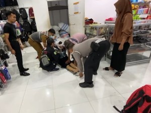 Satlantas dan PSC 119 Trenggalek Evakuasi Karyawan Tertimpa Lift Barang