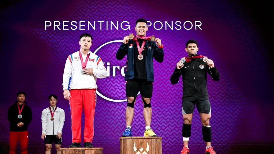 Lifter Indonesia Rizki Juniansyah menyabet dua medali emas dalam kejuaraan Dunia Angkat Besi IWF (IWF World Championship) 2025 di Forde, Norwegia, Selasa (7/10/2025) dini hari WIB. (Dok. IWF)
