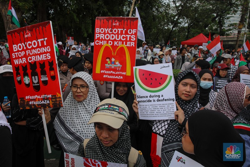 Massa aksi solidaritas untuk Palestina malakukan demonstrasi di depan Kedutaan Besar Amerika Serikat (AS), Jalan Medan Merdeka Selatan, Jakarta, Selasa (7/10/2025). (CNBC Indonesia/Faisal Rahman)
