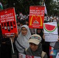 Massa aksi solidaritas untuk Palestina malakukan demonstrasi di depan Kedutaan Besar Amerika Serikat (AS), Jalan Medan Merdeka Selatan, Jakarta, Selasa (7/10/2025). (CNBC Indonesia/Faisal Rahman)