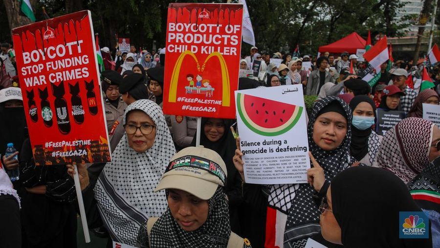 Massa aksi solidaritas untuk Palestina malakukan demonstrasi di depan Kedutaan Besar Amerika Serikat (AS), Jalan Medan Merdeka Selatan, Jakarta, Selasa (7/10/2025). (CNBC Indonesia/Faisal Rahman)