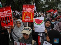 Massa aksi solidaritas untuk Palestina malakukan demonstrasi di depan Kedutaan Besar Amerika Serikat (AS), Jalan Medan Merdeka Selatan, Jakarta, Selasa (7/10/2025). (CNBC Indonesia/Faisal Rahman)