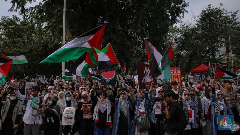 Massa aksi solidaritas untuk Palestina malakukan demonstrasi di depan Kedutaan Besar Amerika Serikat (AS), Jalan Medan Merdeka Selatan, Jakarta, Selasa (7/10/2025). (CNBC Indonesia/Faisal Rahman)