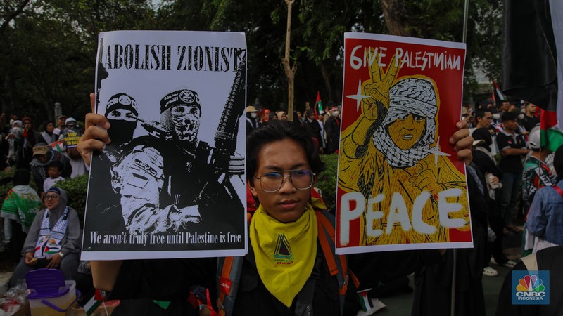 Massa aksi solidaritas untuk Palestina malakukan demonstrasi di depan Kedutaan Besar Amerika Serikat (AS), Jalan Medan Merdeka Selatan, Jakarta, Selasa (7/10/2025). (CNBC Indonesia/Faisal Rahman)