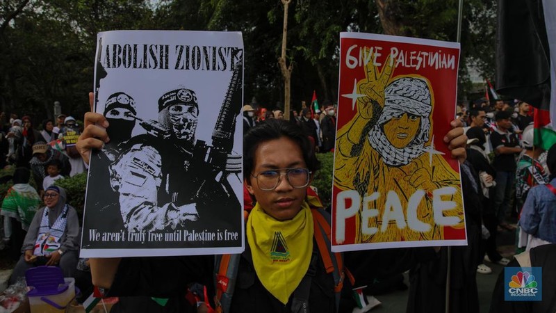 Massa aksi solidaritas untuk Palestina malakukan demonstrasi di depan Kedutaan Besar Amerika Serikat (AS), Jalan Medan Merdeka Selatan, Jakarta, Selasa (7/10/2025). (CNBC Indonesia/Faisal Rahman)