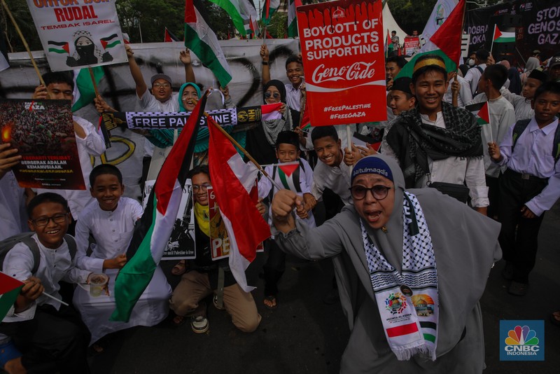 Massa aksi solidaritas untuk Palestina malakukan demonstrasi di depan Kedutaan Besar Amerika Serikat (AS), Jalan Medan Merdeka Selatan, Jakarta, Selasa (7/10/2025). (CNBC Indonesia/Faisal Rahman)